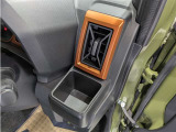 便利なカップホルダーを装備しています。 缶ジュースを開けて運転していると振動で倒れないかヒヤヒヤ、意外と置き場に困るもの。 意外に重要な装備ですね。