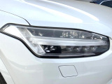 【LEDヘッドライト】明るく眩しいハイビームを先行車や対向車に照射しないオートハイビームを備えたLEDヘッドライト。北欧神話に登場するトールハンマーをモチーフにした、一目でボルボとわかるデザイン。
