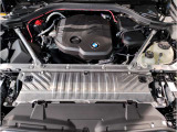 【BMWエンジン】革新的なガソリン・エンジン・テクノロジーによる高性能かつ高効率。レスポンスの良いパワーを発揮。常にスムーズな吸気を実現しアクセル開度にダイレクトに反応しドライビングを楽しく演出。