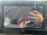 【バックモニター】後方の障害物や歩行者を確認できるバックモニター。狭い駐車場や混雑した場所でも安心して車を操作できます。