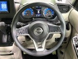 インテリアに合わせたデザインのステアリングは、運転される方のことも考え、運転しやすい形状、大きさです。是非一度、実際に触ってお確かめください。