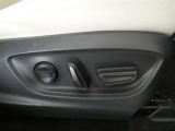 運転席パワーシート搭載。微妙な調整が手軽にでき、ピッタリのポジションで運転することが可能です。
