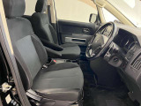 ゆったりと座れる運転席シートですのでストレスなく運転が出来ますよ!