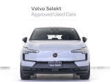 EVエクステリアならではのフロントシールドデザイン、ボルボアイデンティティを進化継承する印象的なトールハンマーライトが、自信に溢れたモダンなフェイスを表現。