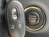 【キーレススタートシステム】カバンやポケットに入れたままでもドアの施錠・解錠が可能なスマートキーを装備。エンジンのオン・オフ時もカギを取り出す必要が無いからとっても便利です♪