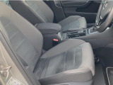 マイクロフリース素材を使用したスポーツシート。欧州車らしく硬めのシートが体を程よくつつみこみ、長距離でも快適に運転できます。