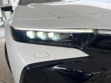 【三眼LEDヘッドライト】スタイリッシュな見た目の三眼LEDヘッドライトを装備♪スタイルだけでなく、夜間の走行も視界良好で安心してお乗りいただけます。