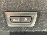 電動パワーゲートです。開閉がボタン1つで開け閉め行えます。また、状況に応じてのトランクハッチ開閉量を簡単に設定可能です。スマートオープナーも便利な機能です。ぜひお試しください。