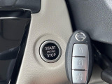 【インテリジェントキー】カバンやポケットに入れたままでもドアの施錠・解錠が可能なスマートキーを装備。エンジンのオン・オフ時もカギを取り出す必要が無いからとっても便利です♪