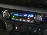 【オートエアコン】車内温度を感知して自動で温度調整をしてくれるのでいつでも快適な車内空間を創り上げます!どの席に座っても快適なドライブが楽しめます♪