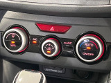 【オートエアコン】一度お好みの温度に設定すれば、車内の温度を検知し風量や温度を自動で調整。暑い&hellip;寒い&hellip;と何度もスイッチ操作をする必要はありません。快適な車内空間には必須の機能ですね♪