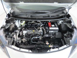 車にとって、とても大切な部分のエンジンルーム。綺麗に清掃済みで安心です。