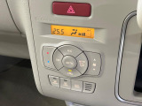 【オートエアコン】一度お好みの温度に設定すれば、車内の温度を検知し風量や温度を自動で調整。暑い&hellip;寒い&hellip;と何度もスイッチ操作をする必要はありません。快適な車内空間には必須の機能ですね♪