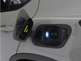 急速充電器は、外出先の公共の充電ステーションでご利用いただけます。CHAdeMOに対応し、短時間で急速充電!150kWの急速充電器を使用した場合、充電率10%から80%まで、約32分で充電できます。