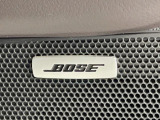 【BOSEサウンドシステム】メーカーオプションの高品位サウンドシステムを搭載。専用のチューニングが施された大小様々なスピーカーから良質なサウンドが奏でられ、臨場感あふれる音響空間を演出します。