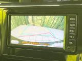 【バックカメラ】駐車時に後方がリアルタイム映像で確認できます。大型商業施設や立体駐車場での駐車時や、夜間のバック時に大活躍!運転スキルに関わらず、今や必須となった装備のひとつです!