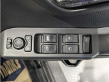 パワーウィンドウのスイッチですよ。 運転席に居ながら窓を開け閉めのコントロールできますよ。 ロック機能で、子供がイタズラして窓を開けるという事も無くなりますよ。