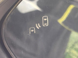 【ブラインドスポットモニター】走行中、ドアミラーの死角になりやすい箇所に後続車が接近するとサイドミラーのレンズに警告を表示!ドライバーに注意喚起をしてくれます。