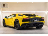 Giallo Spica / Style package / Exterior details in visible carbon fiber / Carbon fiber engine Bonnnet / Interior carbon fiber package  / Visibility and light package