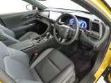 高級感のある美しいインテリアデザインの運転席です。
