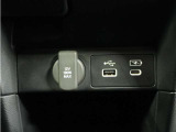 スマートフォンの充電等にも便利なUSB電源ソケット等も使いやすい場所に装備されています。