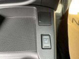 運転席シートヒータースイッチです。