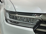 LEDヘッドライトは、点灯の瞬間から最大光量を発揮し、突然暗くなるトンネルなどでの安定感を高めます。