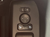 【電動格納ミラー】運転席のスイッチで、ドアミラーの開閉や角度の調整ができます。