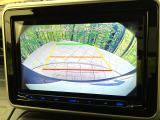 【バックカメラ】駐車時に後方がリアルタイム映像で確認できます。大型商業施設や立体駐車場での駐車時や、夜間のバック時に大活躍!運転スキルに関わらず、今や必須となった装備のひとつです!