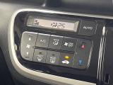 【オートエアコン】一度お好みの温度に設定すれば、車内の温度を検知し風量や温度を自動で調整。暑い&hellip;寒い&hellip;と何度もスイッチ操作をする必要はありません。快適な車内空間には必須の機能ですね♪