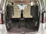 3列目シートを跳ね上げればラゲッジスペースを更に広く使えます。