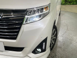 【LEDヘッドライト】悪天候や夜間走行時も良好な視界を確保し安心して運転できる高輝度LEDヘッドライトを装備!点灯速度が早く、消費電力も抑えられています。
