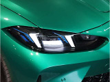 【LEDヘッドライト】先進のLEDテクノロジーを採用。放射される白色光の周波特性は太陽光に近く、バイキセノン・ヘッドライトを上回るコントラストで更に明るく輝きます!