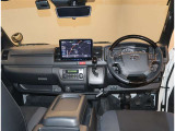 オシャレなインテリアで運転する気分も盛り上がりますよね^^