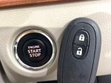 【キーレススタートシステム】カバンやポケットに入れたままでもドアの施錠・解錠が可能なスマートキーを装備。エンジンのオン・オフ時もカギを取り出す必要が無いからとっても便利です♪
