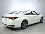 スタイリッシュな流線型のボンネットが車両の美しさを引き立てます。