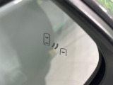 【ブラインドスポットモニター】走行中、ドアミラーの死角になりやすい箇所に後続車が接近するとサイドミラーのレンズに警告を表示!ドライバーに注意喚起をしてくれます。