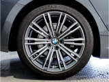 【BMWアロイホイル】軽量かつ強度に拘ったアロイホイル。走行性能ポテンシャルを引き出す設計。車の足元を引き締めてくれる大きなポイントはアロイホイルです。