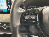 ステアリングにオーディオ操作スイッチが付いています。オーディオ画面に直接タッチしなくても操作が出来ますので、運転に集中できます。