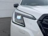 【LEDヘッドライト】悪天候や夜間走行時も良好な視界を確保し安心して運転できる高輝度LEDヘッドライトを装備!点灯速度が早く、消費電力も抑えられています。
