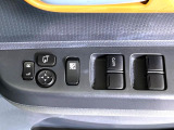 【電動格納ミラー】サイドミラーは電動格納式となっており、狭い駐車場でもキズがつくリスクを抑えられます。