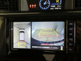 【全周囲モニター】車を上空から見下ろしたような映像をカーナビ画面に映し出し、車庫入れや縦列駐車をサポートしてくれます。