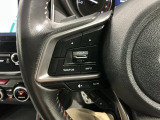 ステアリングにオーディオ操作スイッチが付いています。オーディオ画面に直接タッチしなくても操作が出来ますので、運転に集中できます。