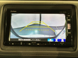 リバースギアに入れるだけで後方の表示へ切り替わります。夜間や雨の日の駐車も楽になりますよ。