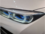 【LEDヘッドライト】先進のLEDテクノロジーを採用。放射される白色光の周波特性は太陽光に近く、バイキセノン・ヘッドライトを上回るコントラストで更に明るく輝きます!