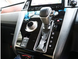 『1台』のお車に対して、3名体制で日々議論を重ね仕入れを行っております。