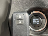 【キーレススタートシステム】カバンやポケットに入れたままでもドアの施錠・解錠が可能なスマートキーを装備。エンジンのオン・オフ時もカギを取り出す必要が無いからとっても便利です♪