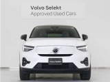 アダプティブクルーズは前方車に投影・反射されるミリ波レーダーをグリル部の受光機で感知。カメラ機能と併せて車両相互の車間距離と速度を瞬時に読み取り適正な間隔を保ちます。
