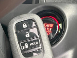【Hondaスマートキー】カバンやポケットに入れたままでもドアの施錠・解錠が可能なスマートキーを装備。エンジンのオン・オフ時もカギを取り出す必要が無いからとっても便利です♪