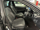 運転席の画像です。足元やシートまわりに余裕があり、リラックスした姿勢で運転が可能です。視界も良好で操作系へのアクセスもしやすく、快適で安心感のあるドライブをサポートします。